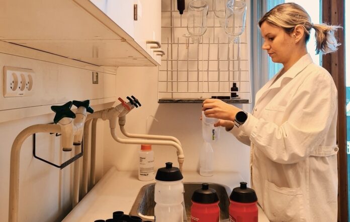 Reusable plastic bottles release