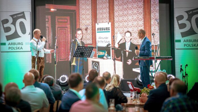 30 years Arburg Poland: Subsidiary Manager, Konrad Szymczak, (left), and former employee, Marek Zembrzuski, look back at special moments.