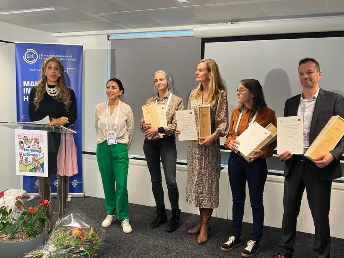 Sascha Bloemhoff, Marketing Director at Niaga (3rd from the right) received the prize at the award ceremony.