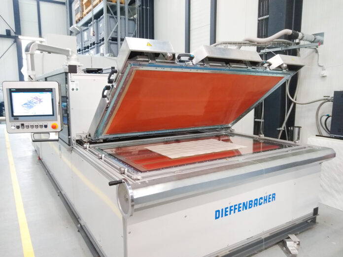 The new Flex option for the DIEFFENBACHER Fibercon: The upper frame is equipped with a flexible sheet.