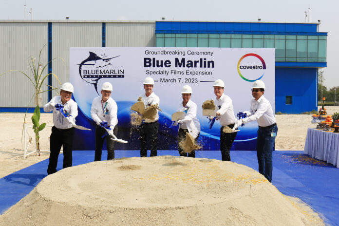 Groundbreaking ceremony for the new polycarbonate film plant in Map Ta Phut, Thailand, with Aleta Richards, Global Head of the Specialty Films segment, Timo Slawinski (3rd from left), Head of Covestro's Map Ta Phut site, and Michael Boediger (2nd from right), Head of Operations in the Specialty Films segment.