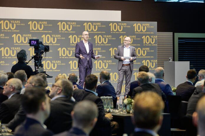Managing Director Technology Guido Frohnhaus (r.) opened the Partner Summit in an entertaining dialogue with moderator Kai Spitzl, emphasising the huge importance of long-standing partnerships to Arburg.